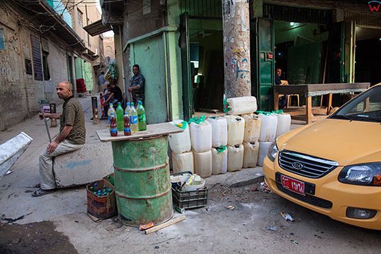 Irak, Hillah (Al Hilla). Uliczny sprzedawca benzyny w centrum miasta.